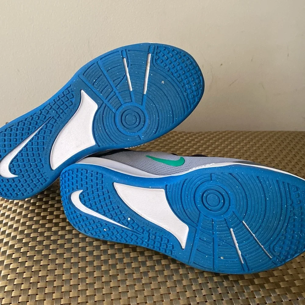 NIKE OMNI-MULTI-COURT in cool grey/photo blue-black SIZE 6.5Y - Picture 6 of 6